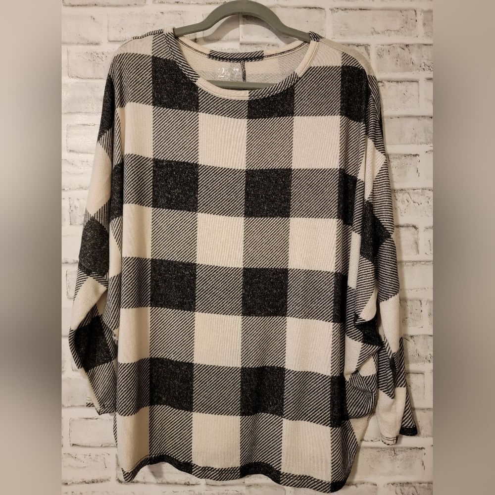 Maurices 24/7 brand. Black and White with bat wing 3/4 sleeve sweater. Size M - Picture 1 of 7